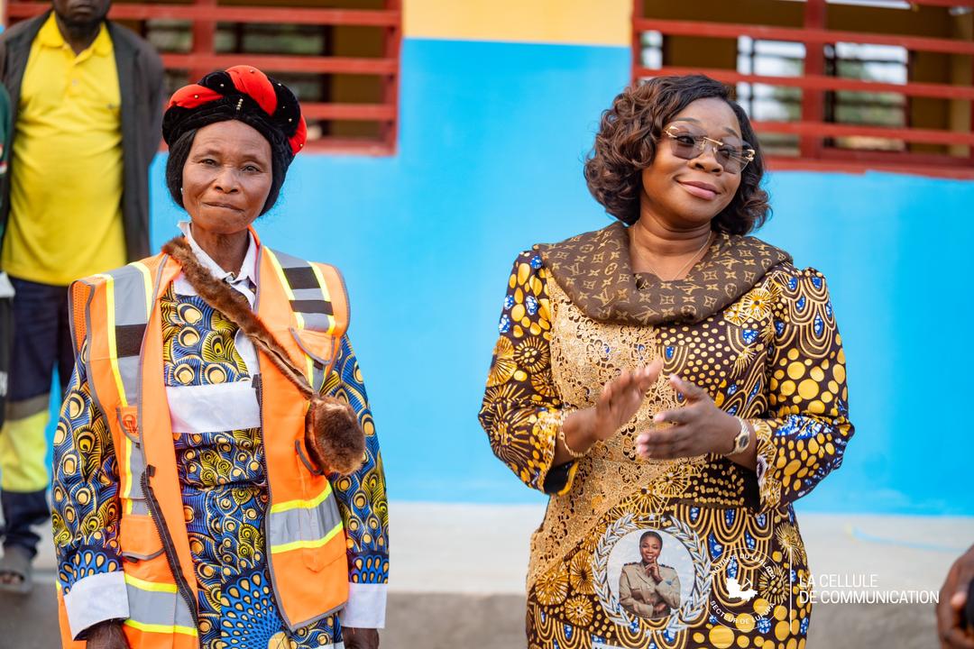 VILLAGE NAMWANA : L’ÉCOLE EN CHANTIER REÇOIT LA VISITE DE LAETITIA NAWEZI